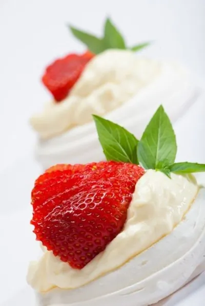 Пирожные безе с клубникой