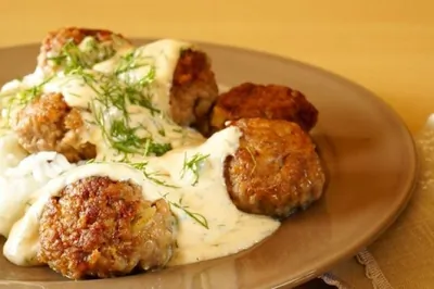 Куриные котлеты со сливочным соусом в микроволновой печи