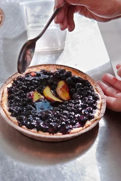 Открытый пирог с черникой и персиками