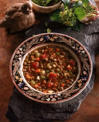 Овощной суп с чечевицей, грибами и беконом