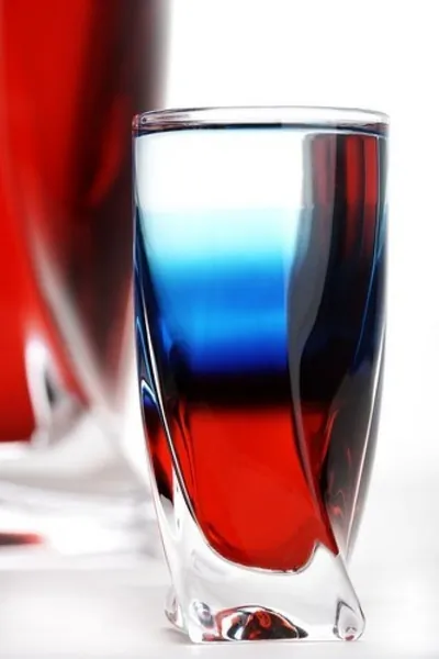 Бело-сине-красный напиток