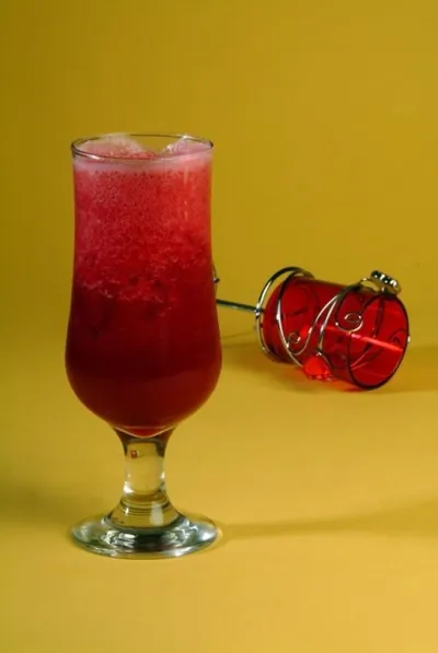 Газированный клюквенный пунш с ягодным льдом