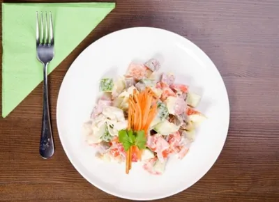 Летний салат с беконом и грецкими орехами