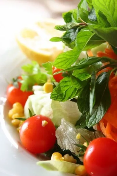 Салат из разноцветных черри с кукурузой и базиликом