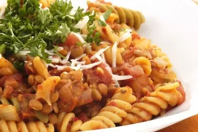 Салат с фузилли, фасолью и томатами