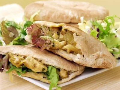 Куриный салат с виноградом и кешью в пите