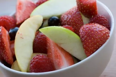 Салат из ягод и яблок с медово-мятной заправкой