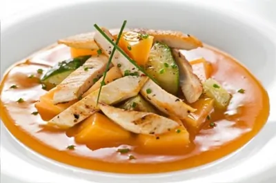 Куриный салат с дыней и йогуртовой заправкой