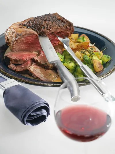 Рибай с молодой картошкой, брюссельской капустой и соусом грейви