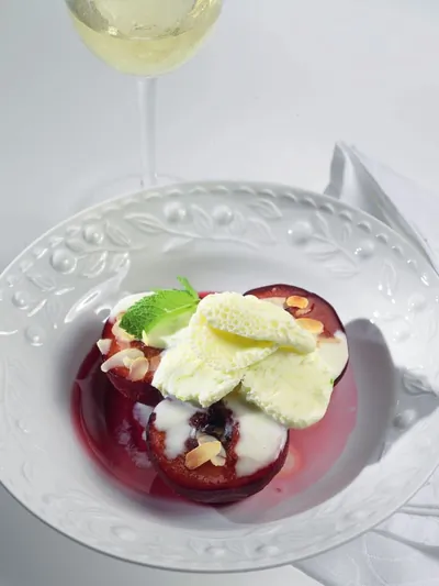 Глазированные сливы с шербетом из лайма