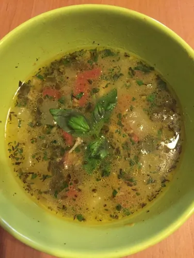 Суп из кабачков с заправкой из зеленого базилика