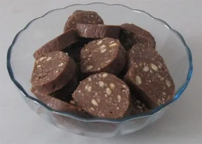 Десертная колбаса из печенья и какао