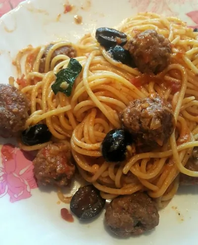 Спагетти в томатном соусе с мясными шариками