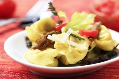 Салат с ветчиной, тортеллини и грибами