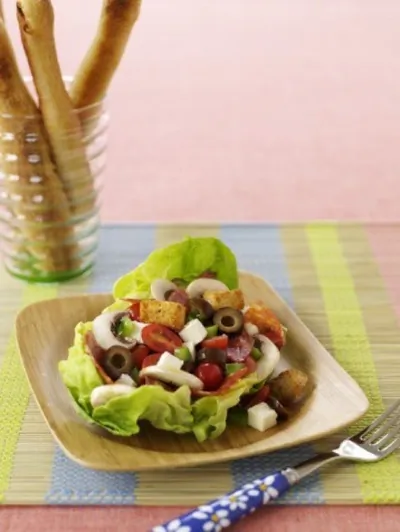 Салат с грибами, салями и сыром