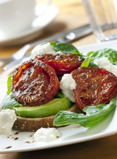 Брынза, запеченная с перцем чили, помидорами черри и кинзой