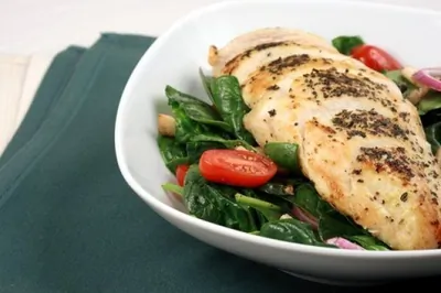 Курица со шпинатом и горчично-абрикосовым соусом