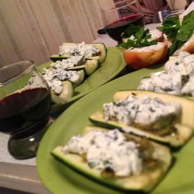 Цукини, фаршированные козьим сыром и мятой