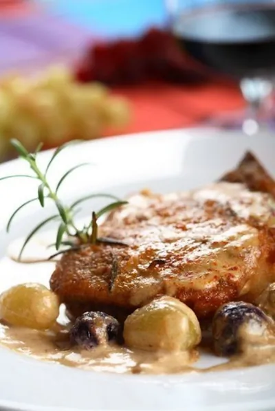 Курица с виноградом и тархуном в белом вине