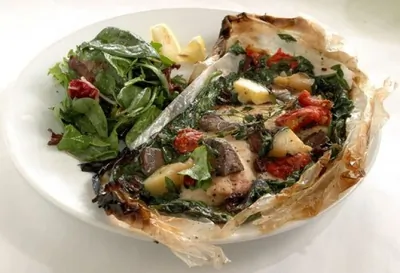 Салат из цукини, зеленого лука и вяленых томатов