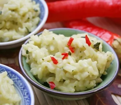 Летнее ризотто с зеленью, фетой и кабачками