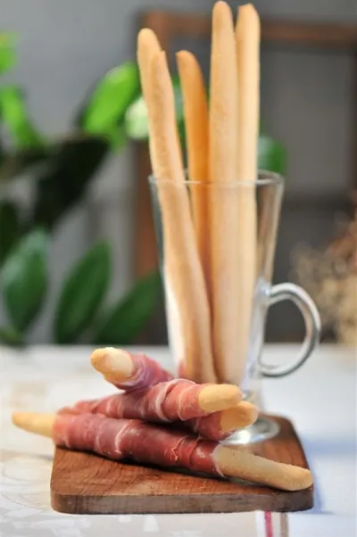 Гриссини с сыровяленой ветчиной