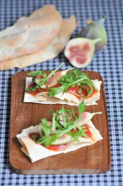 Фокачча с инжиром, рукколой и пармезаном