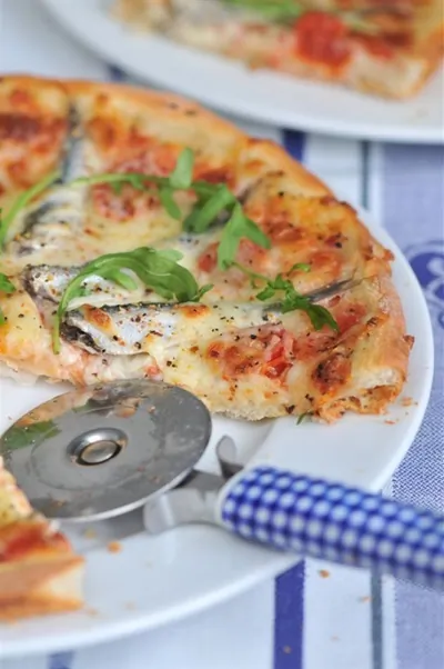 Пицца с томатами и анчоусами