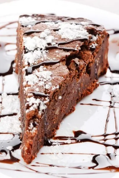 Охлажденный шоколадно-ягодный пирог с орехами пекан