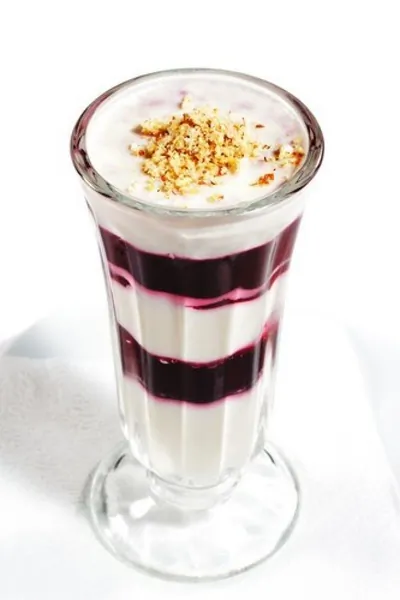 Йогурт с ягодным пюре, фисташками и кедровыми орешками