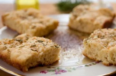 Фокачча с каменной солью и розмарином