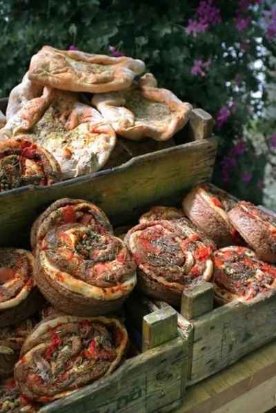 Хлеб с чесноком, базиликом и помидорами