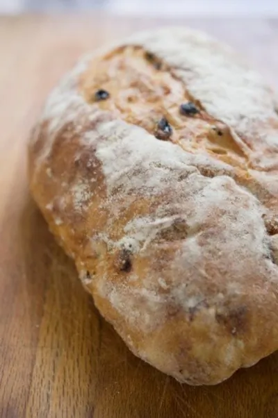 Пшенично-ржаной дрожжевой хлеб с изюмом и тмином