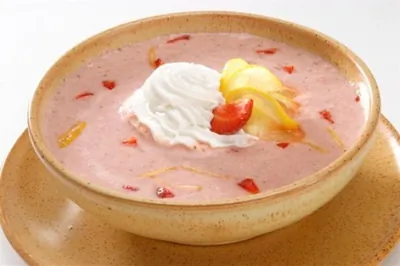 Ягодный суп с ванильным мороженым