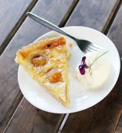 Открытый пирог с абрикосами и миндалем