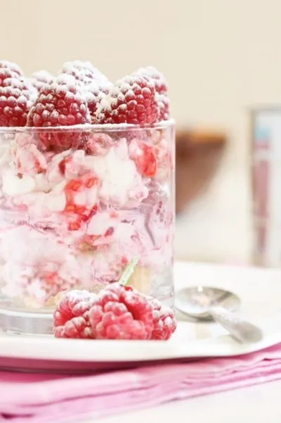 Свежие ягоды с маскарпоне и меренгами