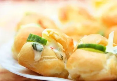 Эклеры со сливочным кремом из копченого лосося с зеленью