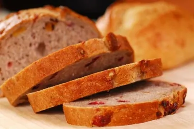 Клубничный хлеб с орехами