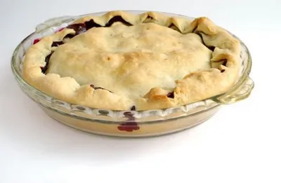 Закрытый песочный пирог с четырьмя видами ягод