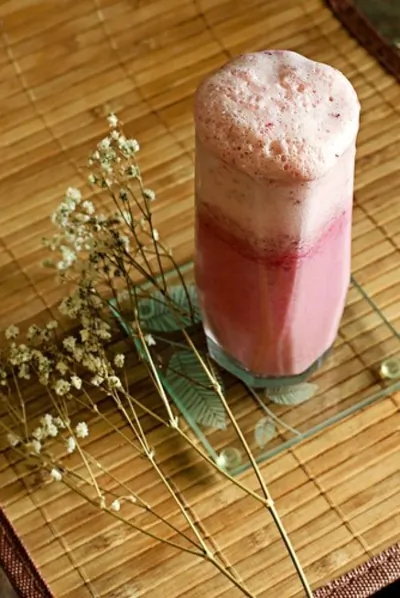 Смузи из свежих ягод с ванильным мороженым