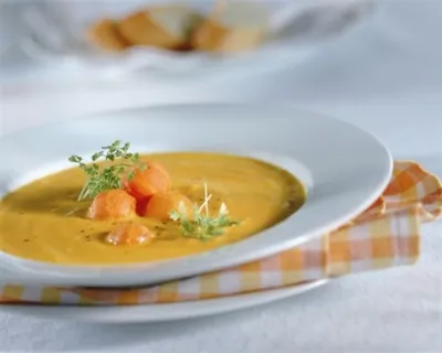 Суп из дыни с ягодами и йогуртовым кремом