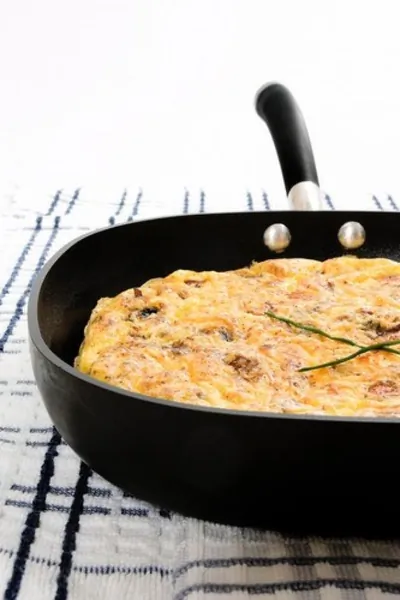 Омлет с куриной печенью и помидорами