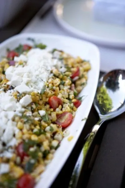 Салат из кукурузы, козьего сыра и помидоров черри