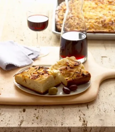 Луковая фокачча с оливками и красным вином