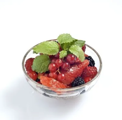 Свежие ягоды с Лимончелло и мятой