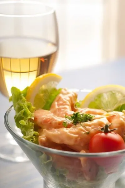 Коктейль из королевских креветок с черри и йогуртово-лимонным соусом