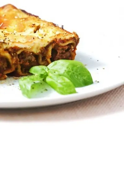 Каннеллони с куриной печенью и ветчиной под соусом из потрошков