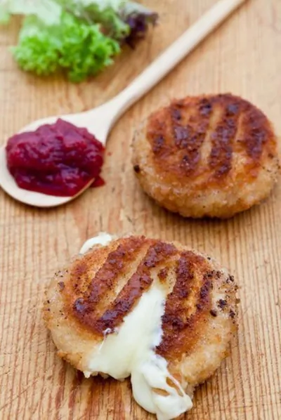 Жареный камамбер с клюквенным соусом