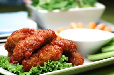 Куриные крылышки с чесноком в томатном соусе