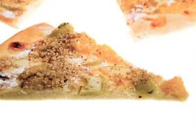 Пицца с грушей, луком, орехами и двумя видами сыра